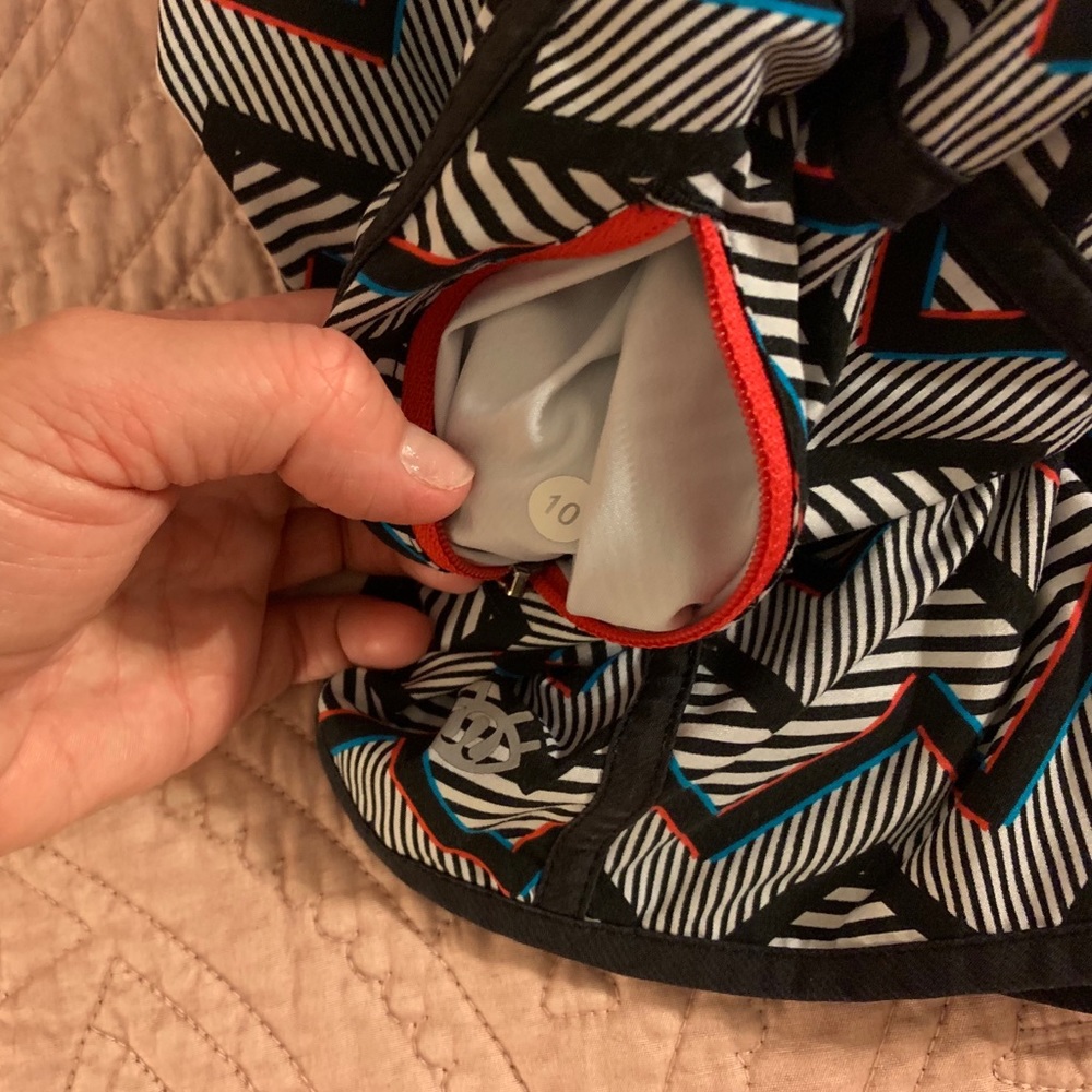 Lululemon tracker shorts size 10 - Picture 4 of 4